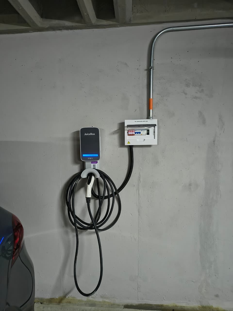 Cargador de vehículo eléctrico instalado en el parqueadero de un conjunto residencial