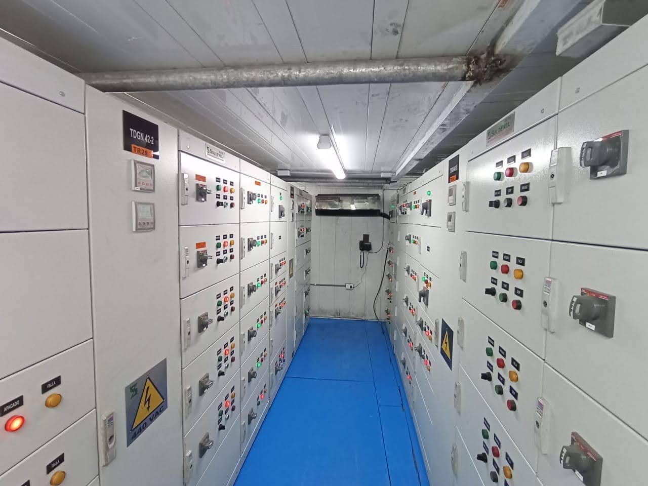 Cuarto eléctrico con tableros de distribución de baja tensión